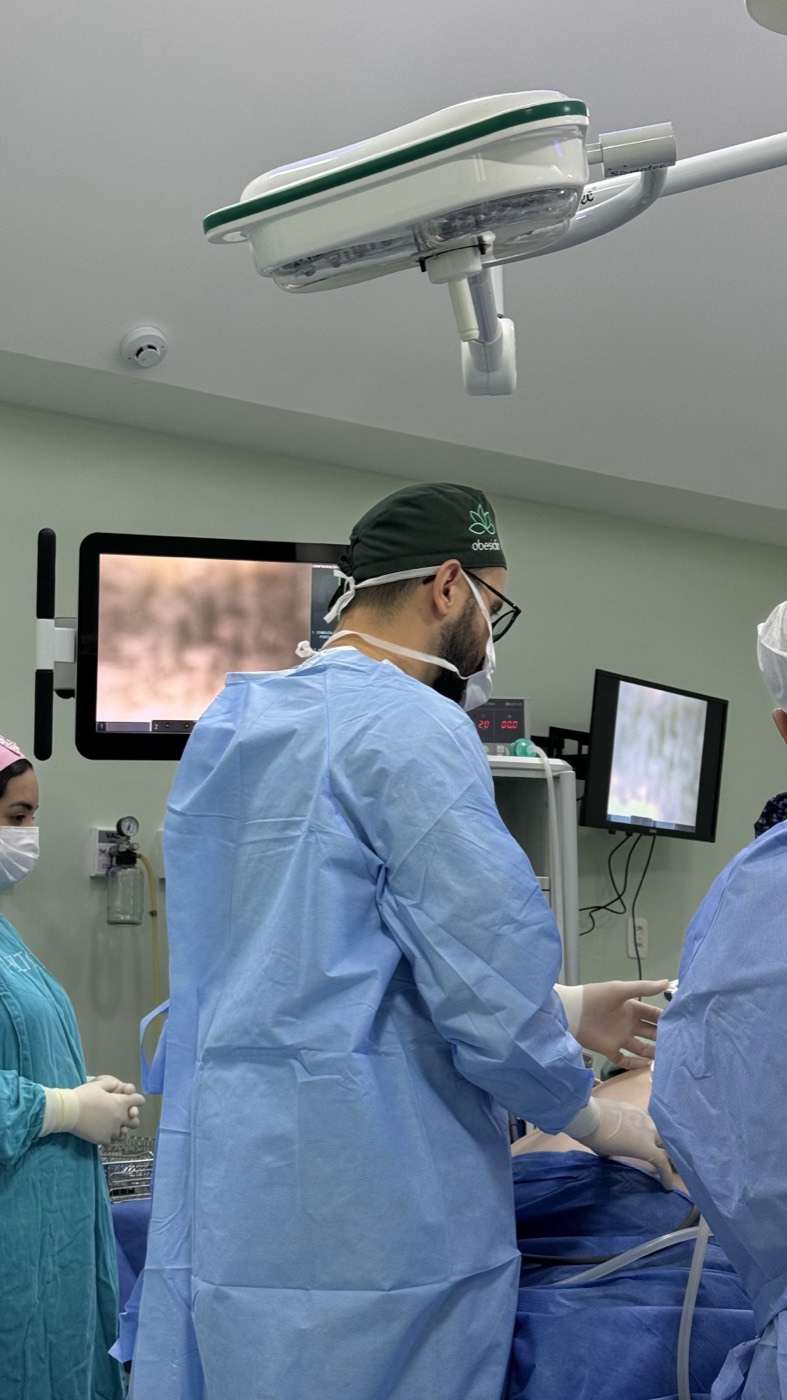 Dr. Pedro Funari durante cirurgia por videolaparoscopia