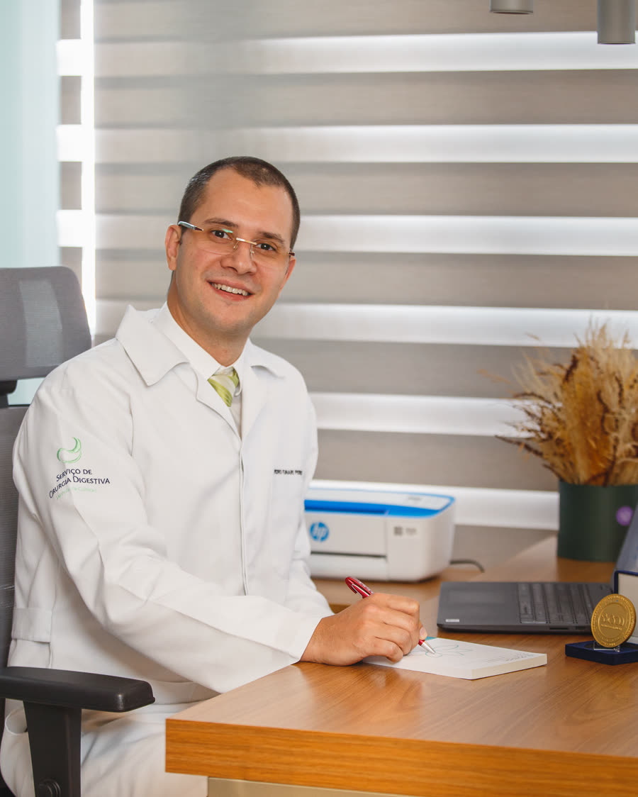 Dr. Pedro Funari em consulta no consultório