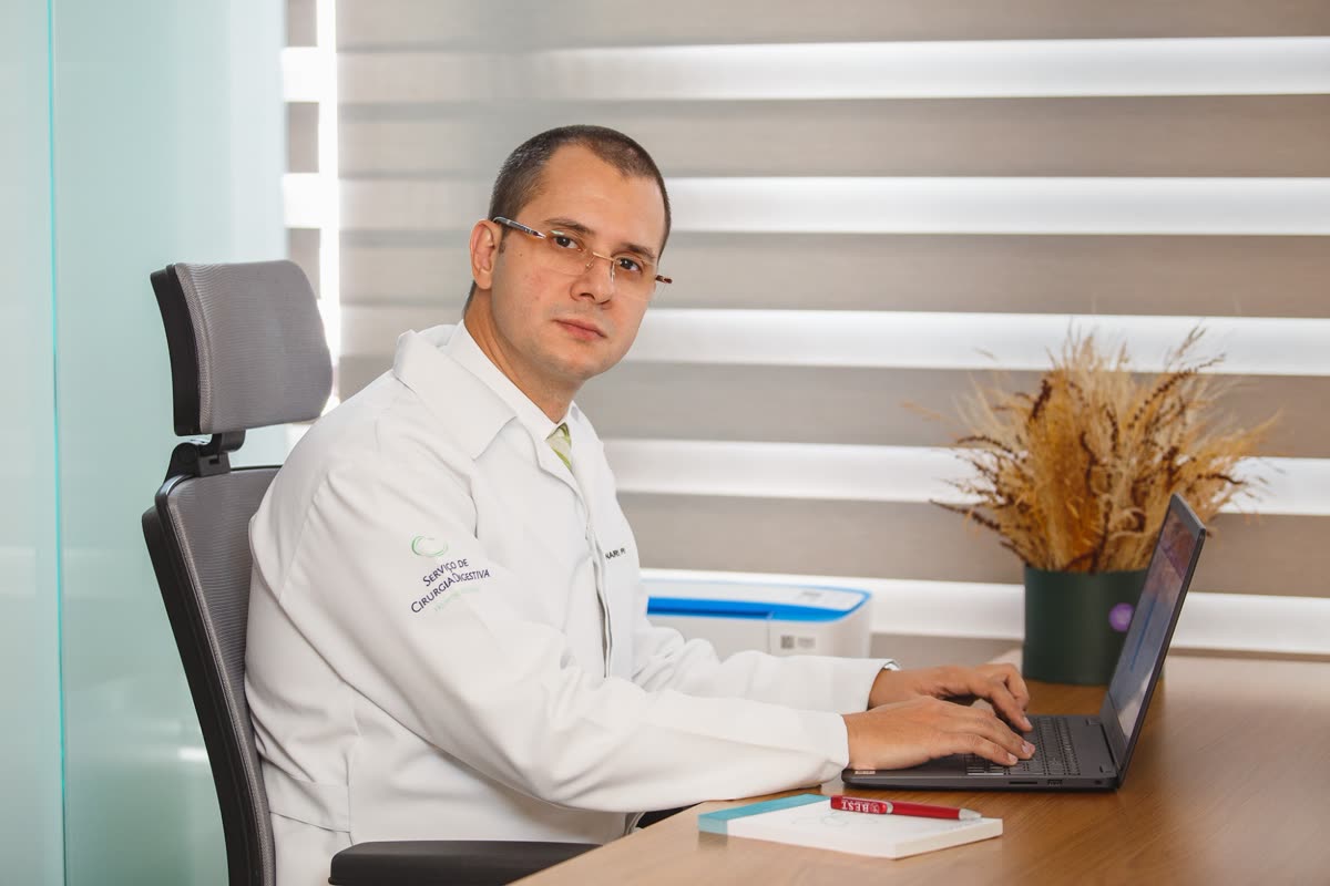 Dr. Pedro Funari atendendo no consultório