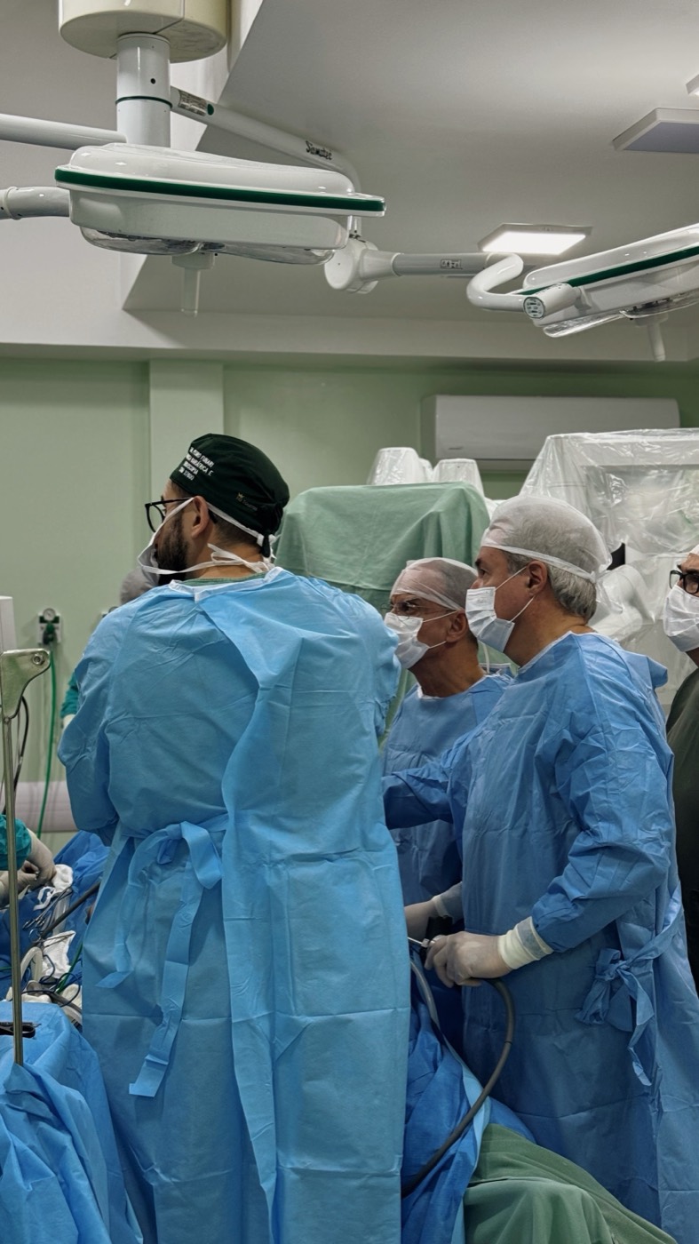 Equipe cirúrgica em operação