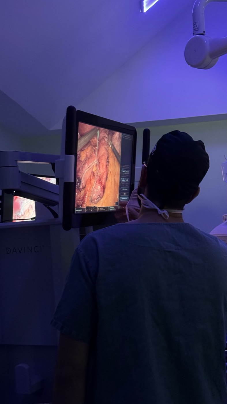 Dr. Pedro Funari acompanhando a imagem da cirurgia no monitor
