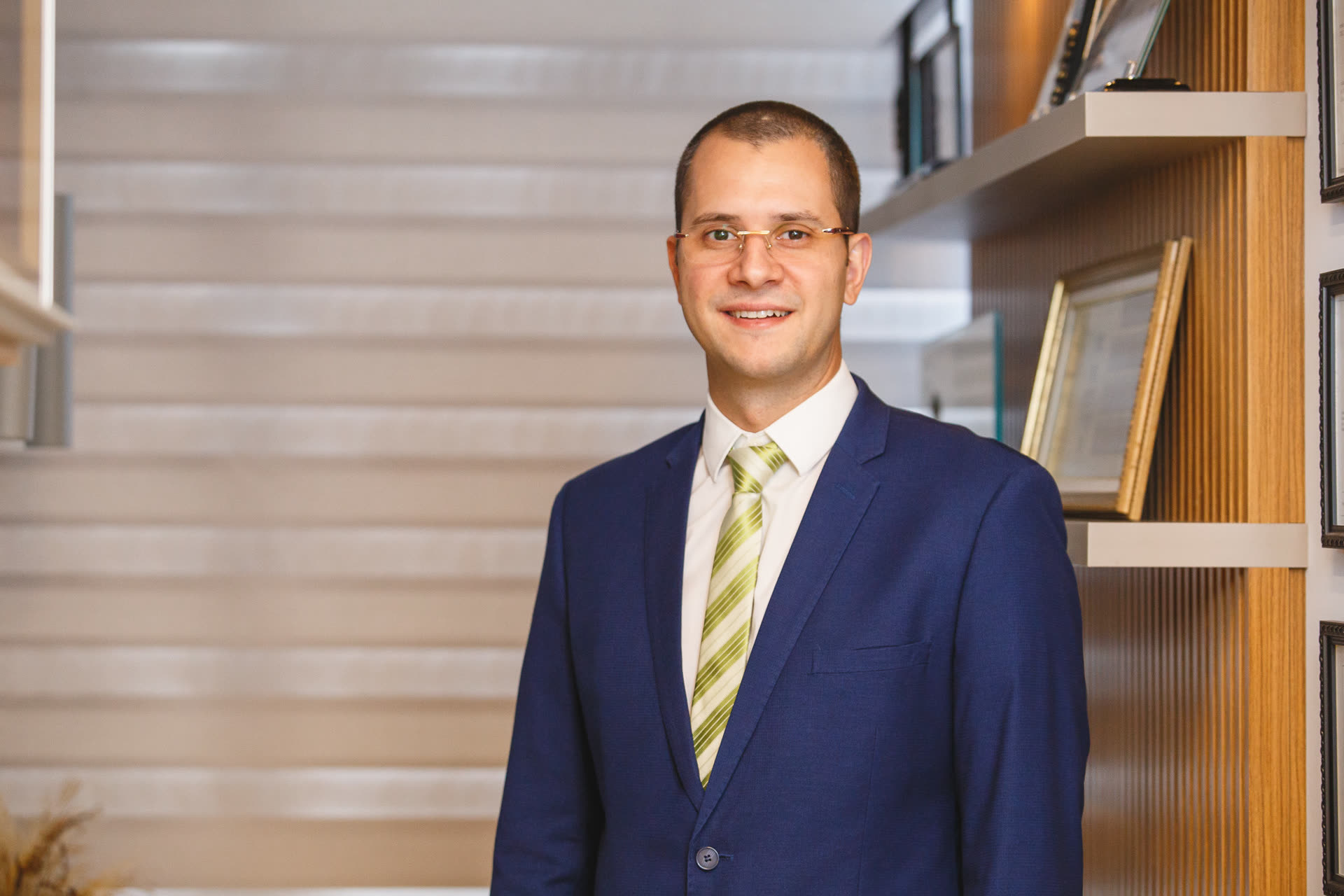 Dr. Pedro Funari, cirurgião do aparelho digestivo, em seu consultório